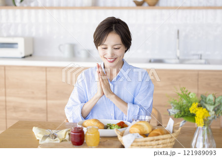 朝食を食べる女性 朝食を食べる女性 121989093