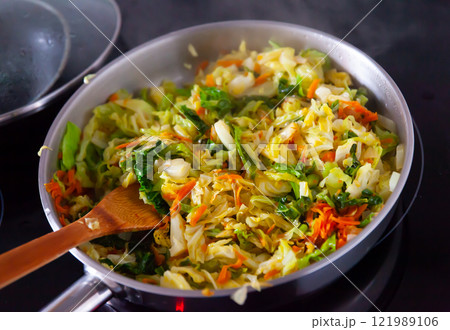 Braising cabbage in open pan 121989106