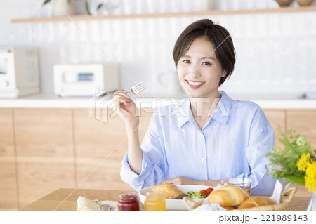 朝食を食べる女性 朝食を食べる女性 121989143