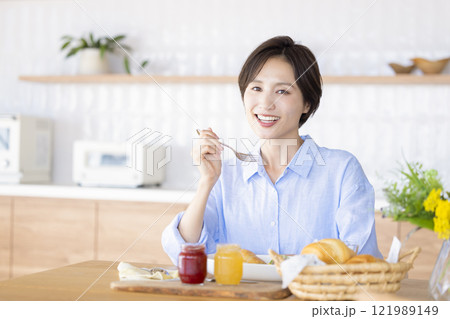 朝食を食べる女性 朝食を食べる女性 121989149