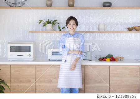 キッチンに立つ女性 121989255