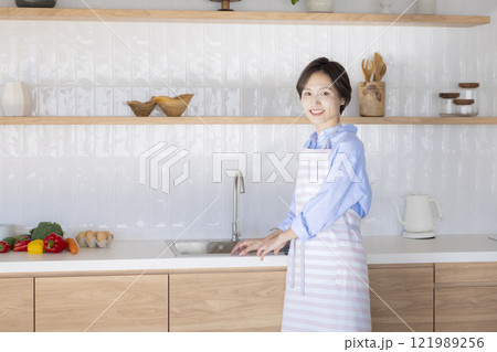 キッチンに立つ女性 121989256