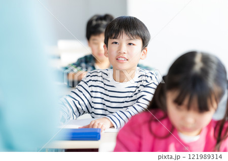 教室で授業を受ける小学生 121989314