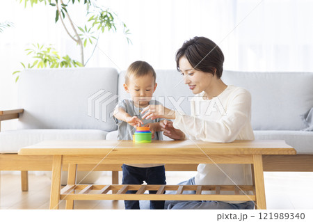 リビングで遊ぶ男の子とママ リビングで遊ぶ男の子とママ 121989340