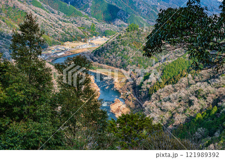 笠置山から木津川の景観　京都府笠置町 121989392