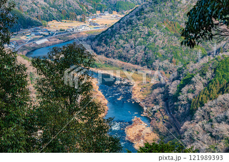 笠置山から木津川の景観　京都府笠置町 121989393