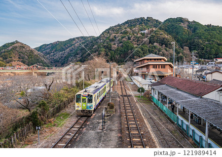 JR西日本関西線笠置駅風景　京都府笠置町 121989414