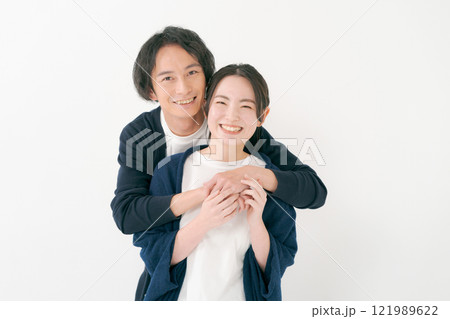 抱き合うカップル 抱き合うカップル 121989622