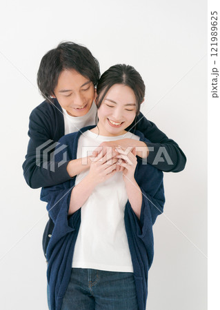 抱き合うカップル 121989625