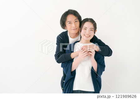 抱き合うカップル 121989626