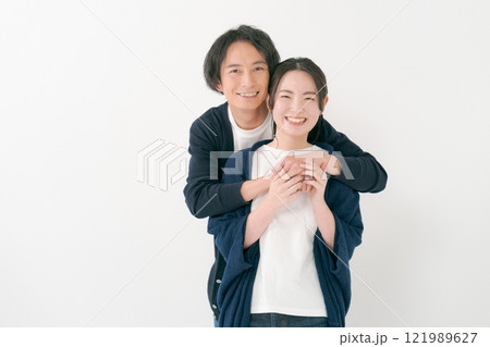 抱き合うカップル 121989627