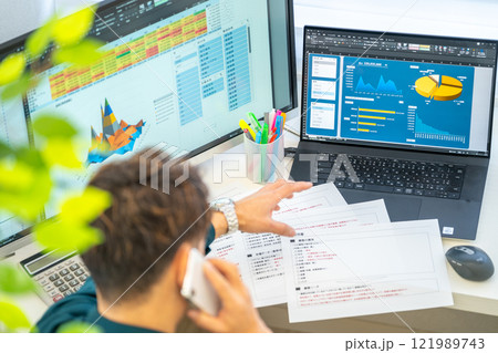 男性エンジニア　事業計画　分析　グラフ　ビジネスマン　1人 121989743