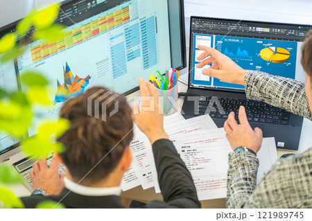 男性エンジニア　事業計画　分析　グラフ　ビジネスマン　2人 121989745