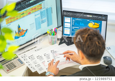 男性エンジニア 事業計画 分析 グラフ ビジネスマン 1人 男性エンジニア 事業計画 分析 グラフ ビジネスマン 1人 121989751