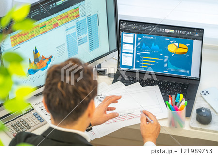 男性エンジニア　事業計画　分析　グラフ　ビジネスマン　1人 121989753