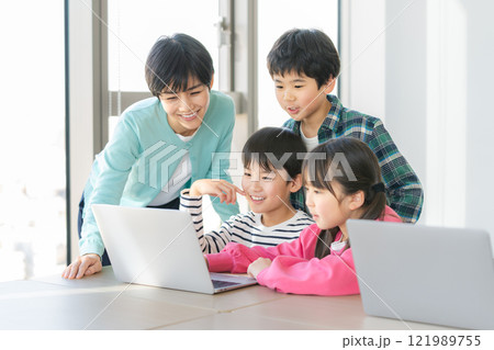 教室でパソコンを操作する小学生 教室でパソコンを操作する小学生 121989755