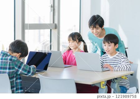 教室でパソコンを操作する小学生 教室でパソコンを操作する小学生 121989758