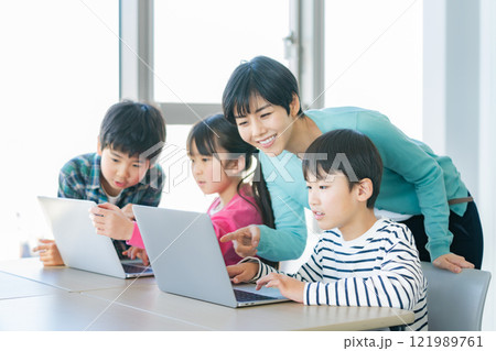 教室でパソコンを操作する小学生 121989761