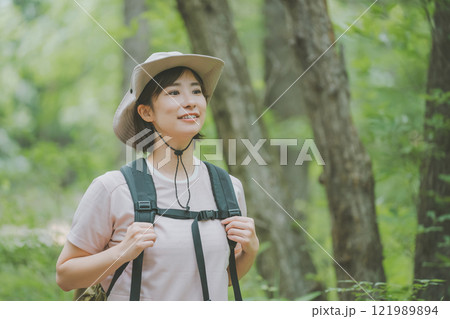 夏山ハイキング 121989894