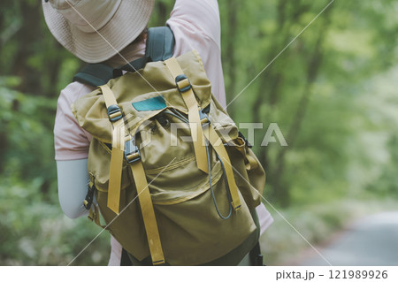 山道でヒッチハイク 山道でヒッチハイク 121989926