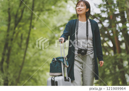 山道でスーツケースを転がす観光客 121989964