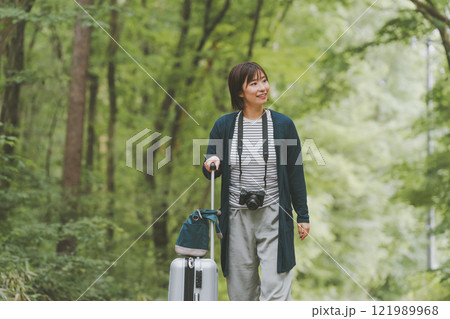 山道でスーツケースを転がす観光客 121989968