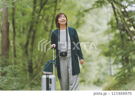 山道でスーツケースを転がす観光客 121989970