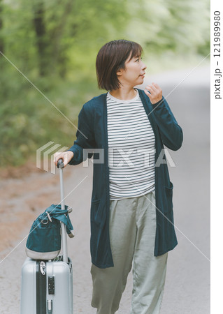 山道で道に迷う観光客 121989980
