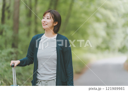 山道でスーツケースを転がす観光客 121989981