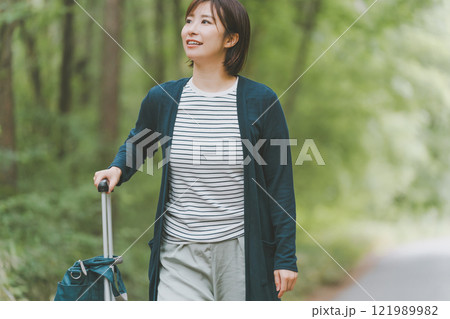 山道でスーツケースを転がす観光客 121989982