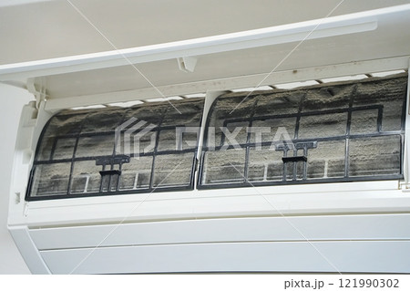 ほこりが溜まったエアコンのフィルター ほこりが溜まったエアコンのフィルター 121990302