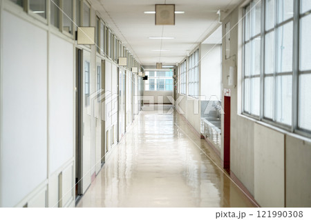 小学校・中学校・高校の校舎の廊下 121990308