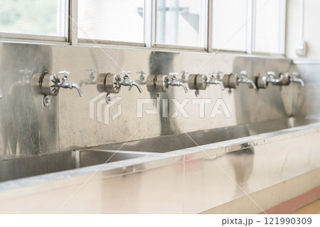 学校にある水道・手洗い場・手洗いシンク・水飲み場 学校にある水道・手洗い場・手洗いシンク・水飲み場 121990309