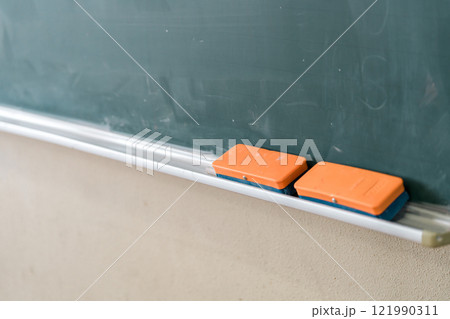 教室にある黒板・黒板消し 121990311
