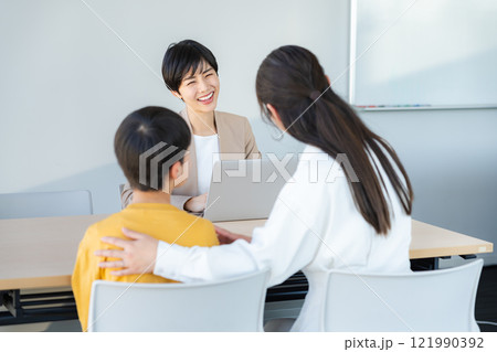 面談する親子と先生 面談する親子と先生 121990392
