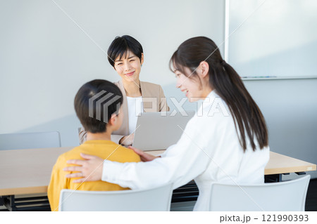 面談する親子と先生 面談する親子と先生 121990393
