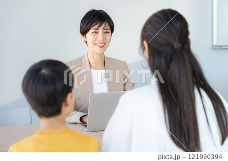 面談する親子と先生 121990394