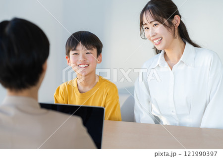 面談する親子と先生 面談する親子と先生 121990397