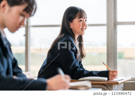 学校の教室・塾で真面目に授業で勉強する中学生・小学生と先生・教師（楽しい） 121990472