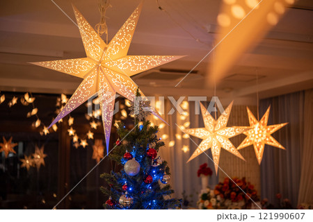 あたたかい室内　星型のランプシェード　クリスマス　インテリア 121990607