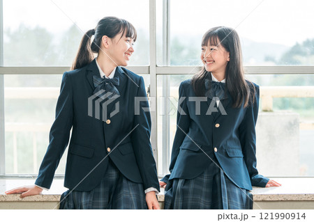 学校の教室で会話する中学生の女子生徒 学校の教室で会話する中学生の女子生徒 121990914
