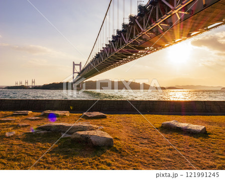 真下からみる夕方の瀬戸大橋　岡山県の田土浦公園 121991245