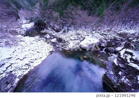 雪降り積もる天川村の渓流 雪降り積もる天川村の渓流 121991246