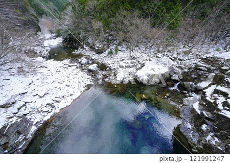 雪降り積もる天川村の渓流 121991247