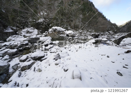 雪降り積もる天川村の渓流 雪降り積もる天川村の渓流 121991267