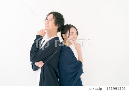 考え事をするカップル 121991391