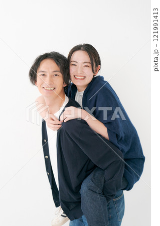 おんぶをする笑顔の男女 121991413