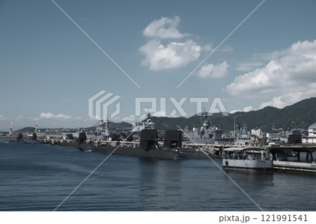 潜水艦と護衛艦の見える景色 潜水艦と護衛艦の見える景色 121991541