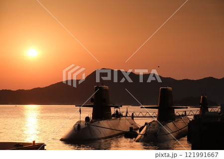 夕日に照らされる潜水艦 121991667