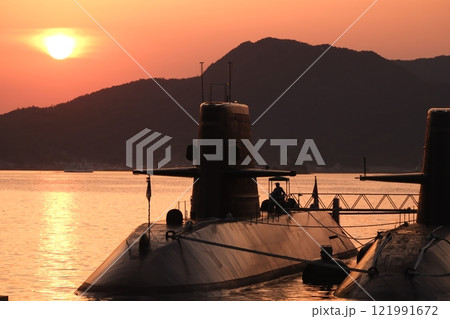 夕日に照らされる潜水艦 121991672